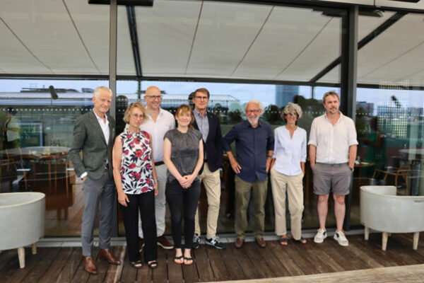 Gemeinsamer Schulterschluss: Andreas Hilgenstock (Engelhorn), Jutta Weyl (Wirtschaftsförderung), Hendrik Hoffmann (Handelsverband Rhein-Neckar/ Q6/7), Lisa Buttler (Stadtmarketing Mannheim), Michael Grötsch (Bürgermeister für Wirtschaft, Arbeit, Soziales und Kultur), Lutz Pauels (Werbegemeinschaft Mannheim City), Susann Becker (FutuRaum), Nico Hoffmeister (NEXT Mannheim) (von links nach rechts) veranstalten gemeinsam mit weiteren Kooperationspartnern das Erlebniswochenende am 15. und 16. Juli.